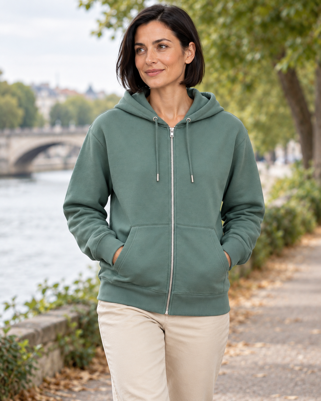 Sitztgut Damen-Sweatjacke aus Baumwolle mit Kapuze – Vintage Grün – Lifestyle 2 mit weiblichem Model