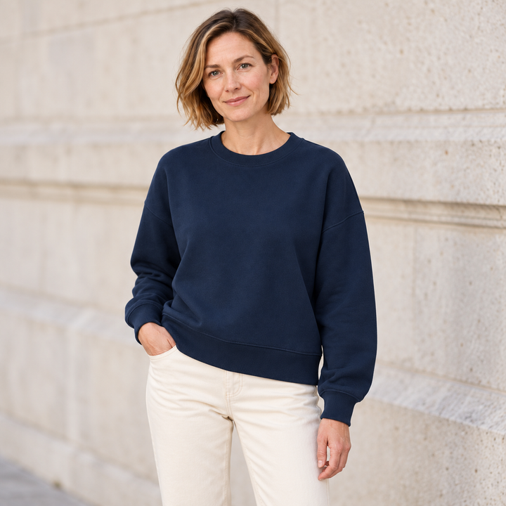 Sitztgut Damen-Sweatshirt aus Baumwolle, kurz geschnitten – Dunkelblau – Alltagsansicht
