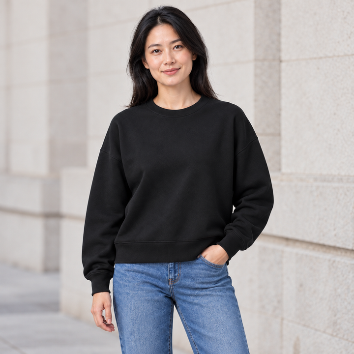Sitztgut Damen-Sweatshirt aus Baumwolle, kurz geschnitten – Schwarz – Alltagsansicht