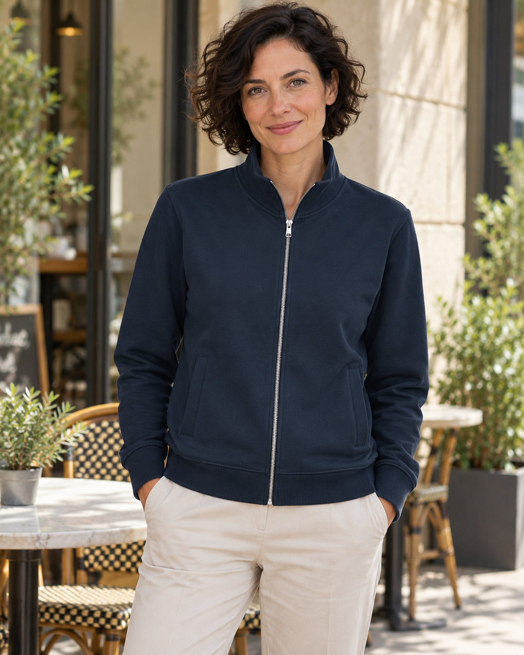 Sitztgut Damen-Sweatjacke mit Stehkragen und Metallreißverschluss – Marineblau – Lifestyle 2