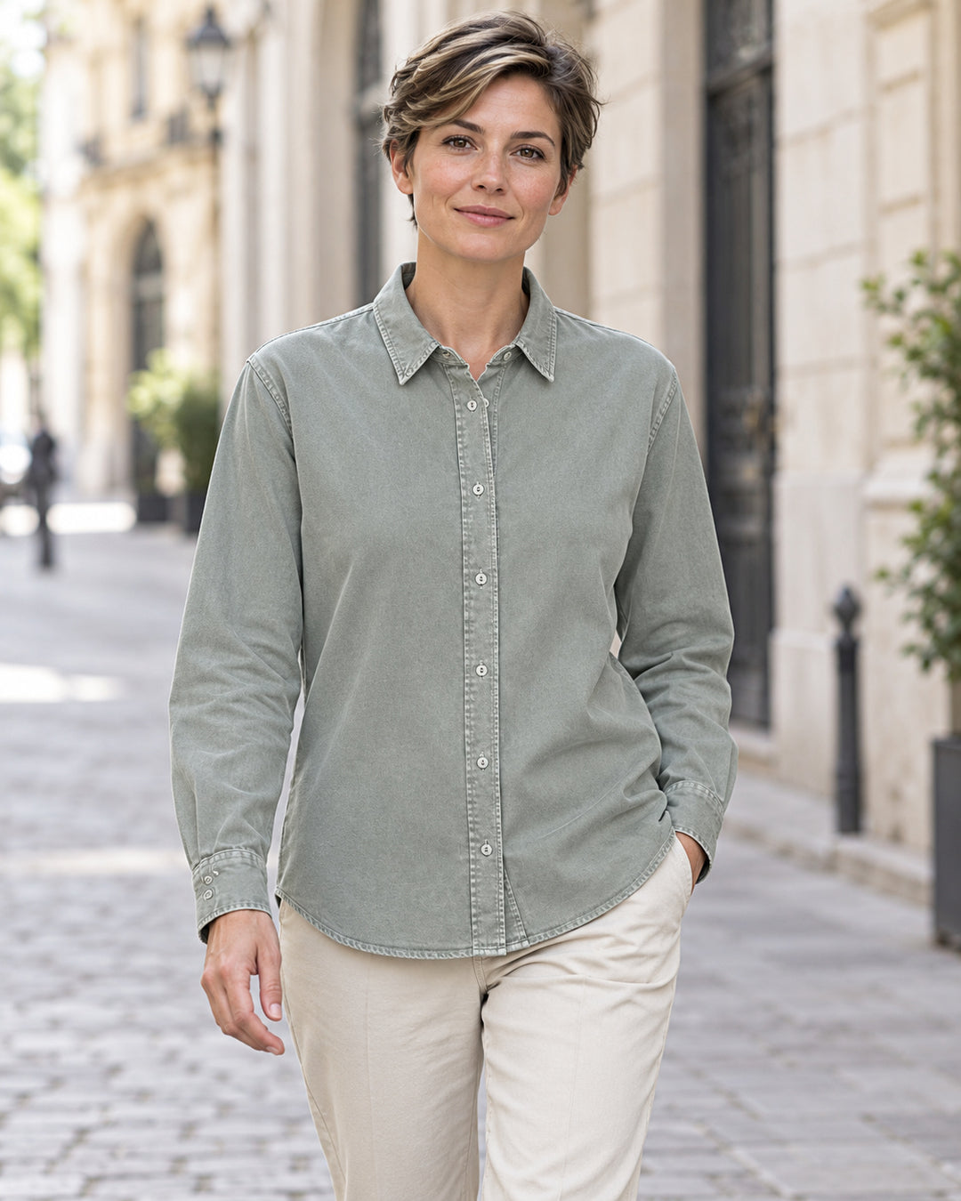 Sitztgut Damen-Langarmhemd aus Baumwoll-Twill – G. Dyed Misty Grey – Lifestyle 1