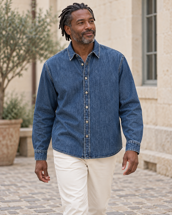 Sitztgut Unisex-Jeanshemd aus Baumwolle, Relaxed Fit – Mittelblau – Alltagsansicht