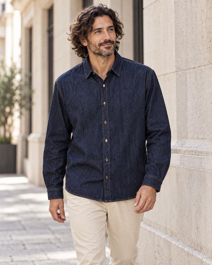 Sitztgut Unisex-Jeanshemd aus Baumwolle, Relaxed Fit – Dunkelblau – Alltagsansicht