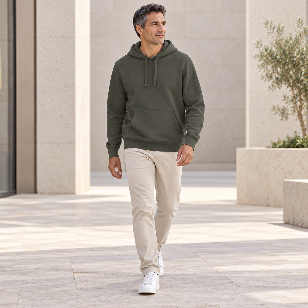 Sitztgut Unisex-Hoodie mit Kängurutasche – Khaki – Alltagsansicht