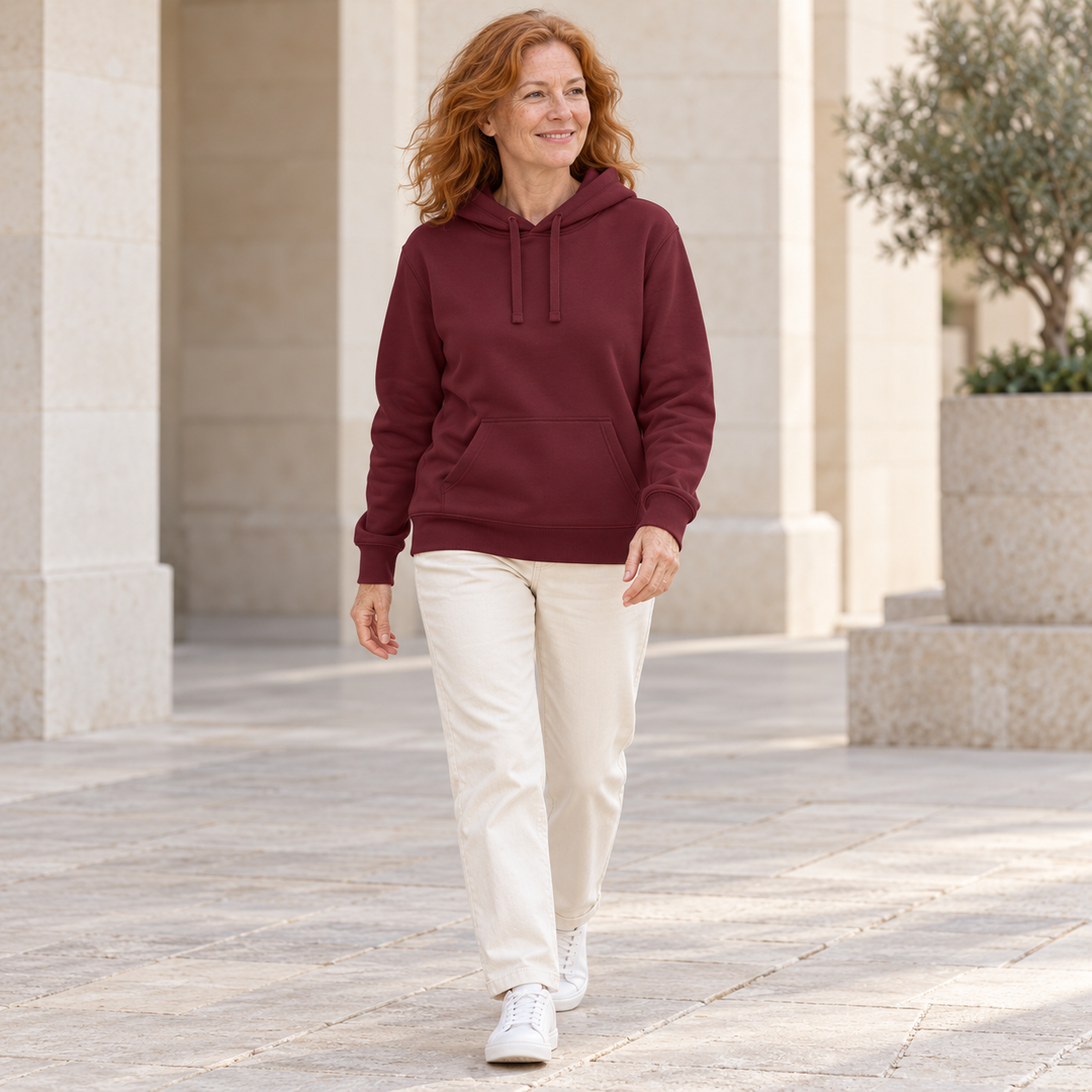 Sitztgut Unisex-Hoodie mit Kängurutasche – Burgundy – Alltagsansicht