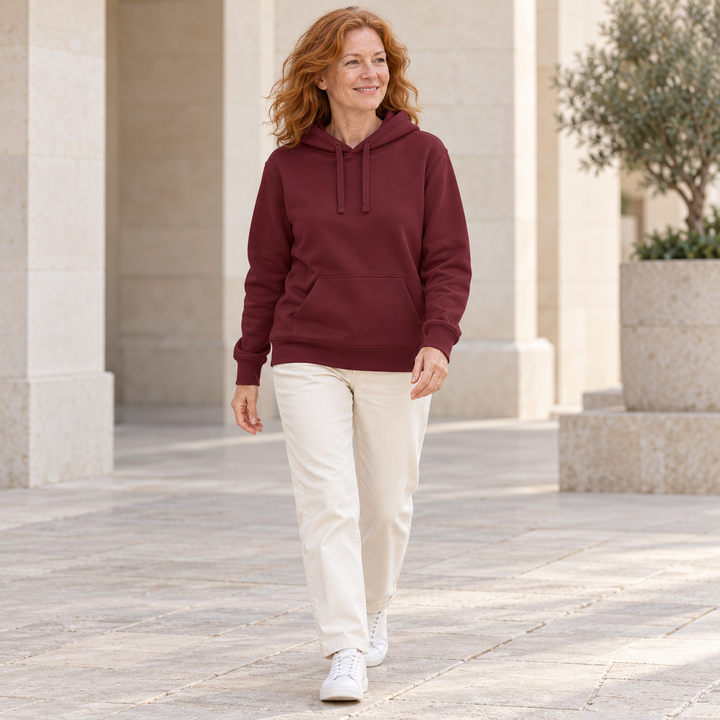 Sitztgut Unisex-Hoodie mit Kängurutasche – Burgundy – Alltagsansicht