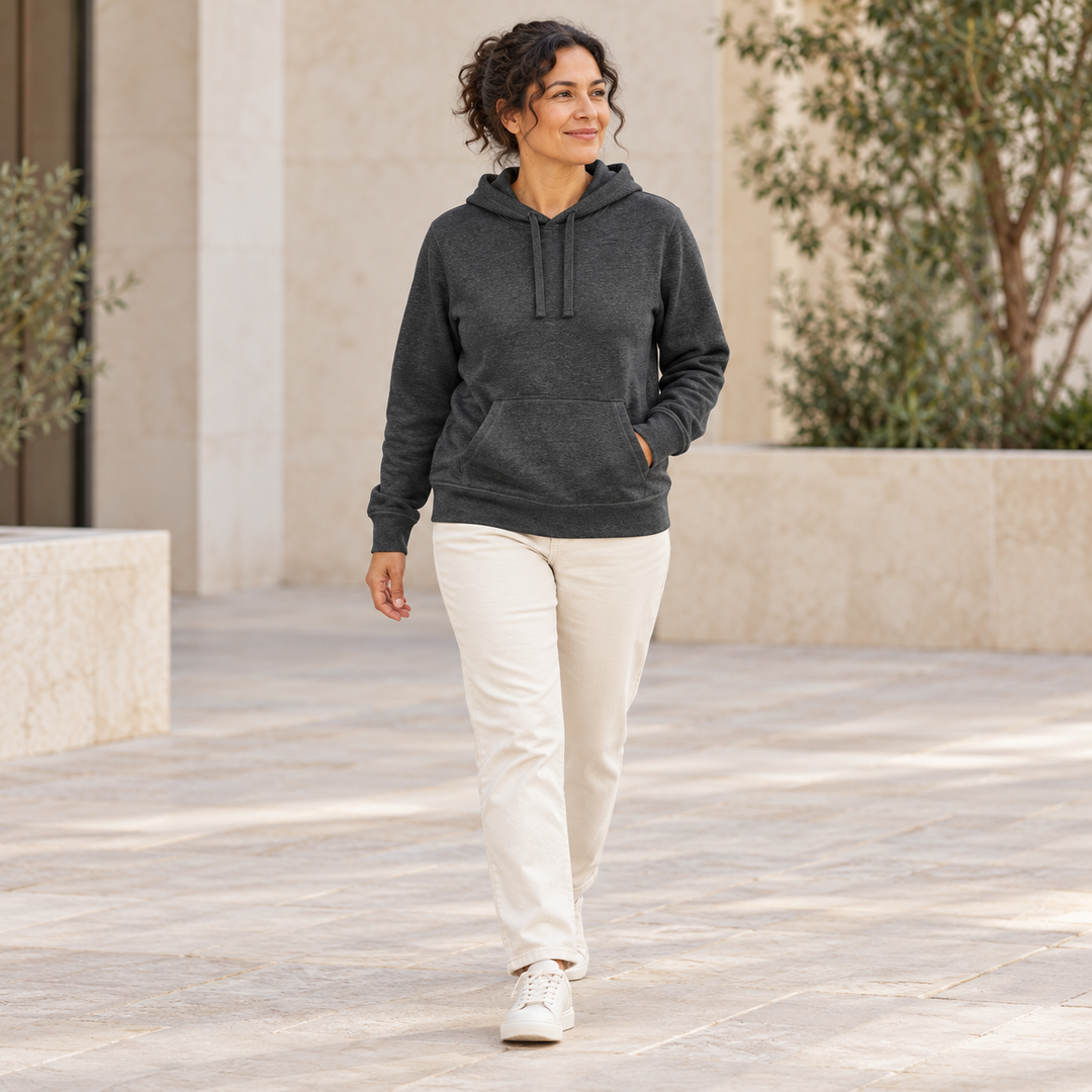 Sitztgut Unisex-Hoodie mit Kängurutasche – Dark Heather Grey – Alltagsansicht
