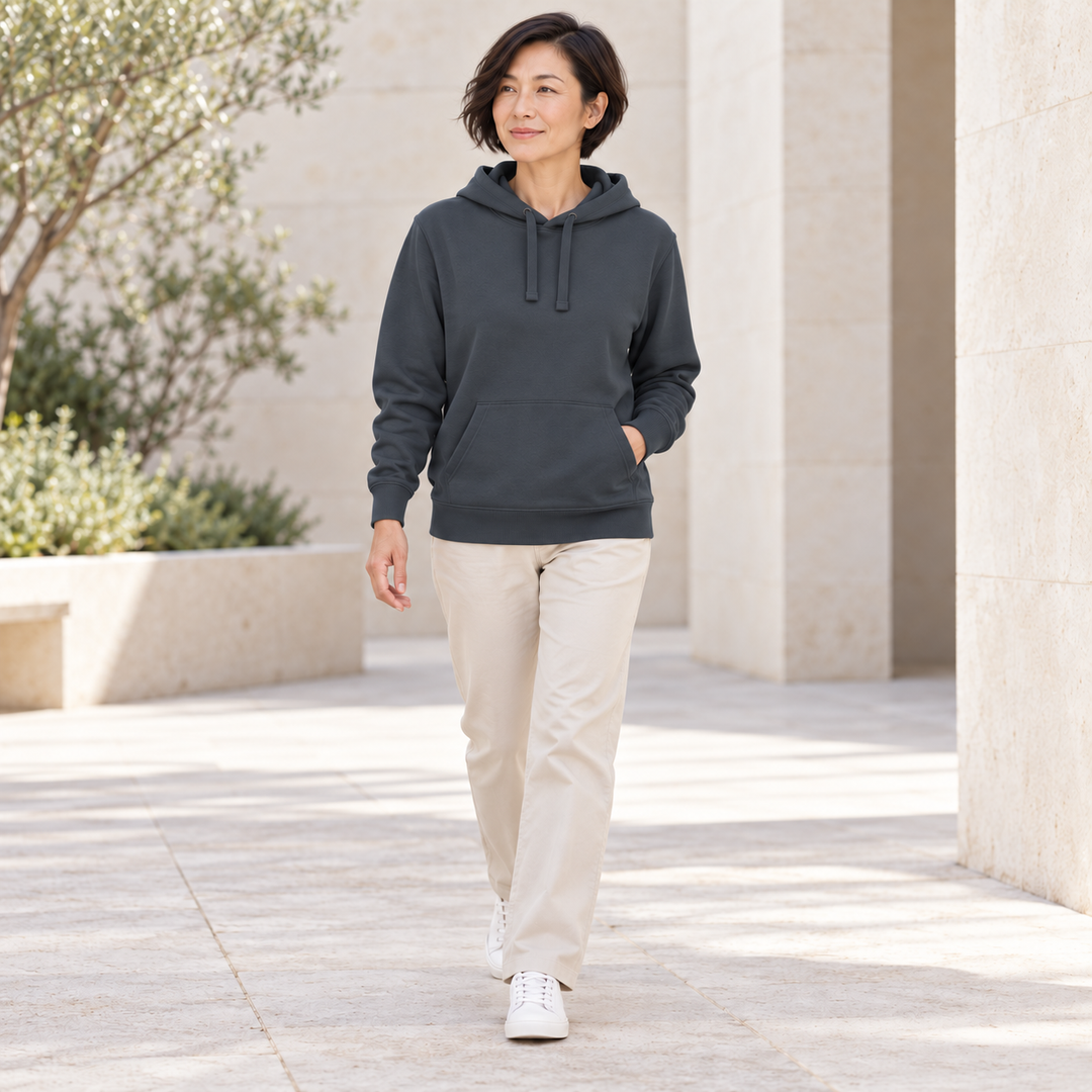 Sitztgut Unisex-Hoodie mit Kängurutasche – India Ink Grey – Alltagsansicht
