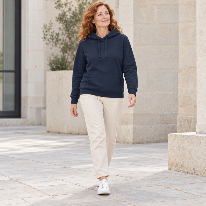 Sitztgut Unisex-Hoodie mit Kängurutasche – Marineblau – Alltagsansicht