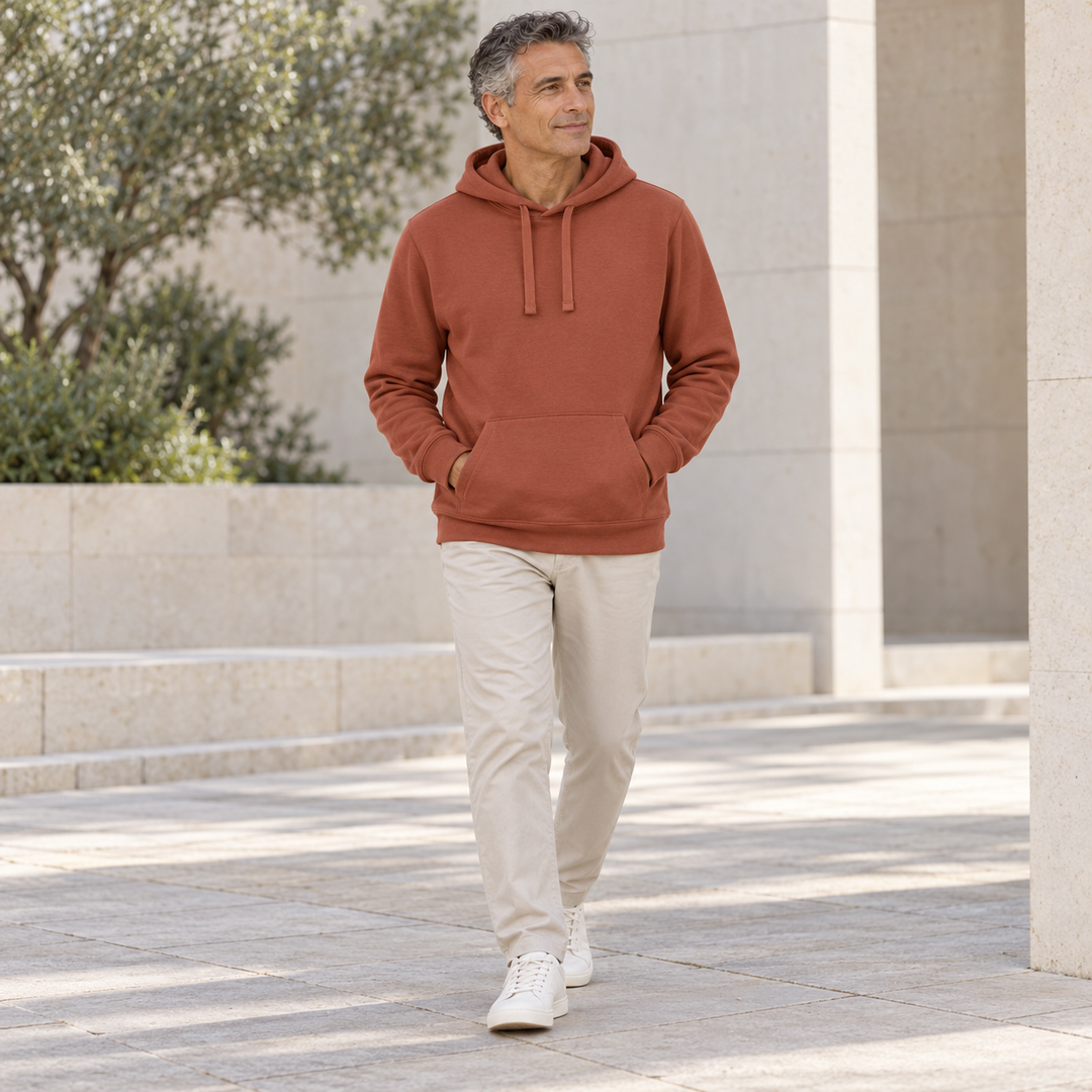 Sitztgut Unisex-Hoodie mit Kängurutasche – Heritage Brown – Alltagsansicht