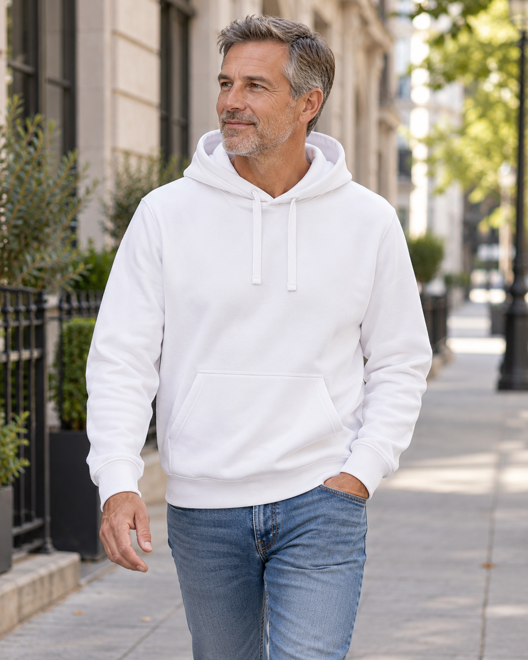 Sitztgut Unisex-Hoodie mit Kängurutasche – Weiß – Alltagsansicht