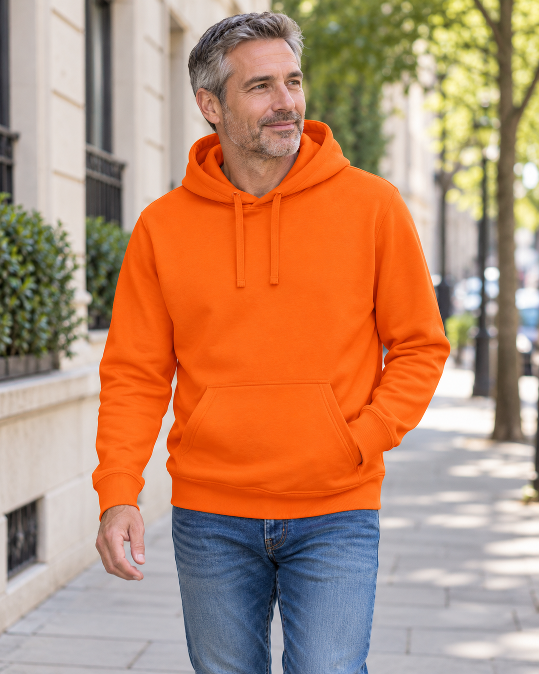 Sitztgut Unisex-Hoodie mit Kängurutasche – Bright Orange – Alltagsansicht