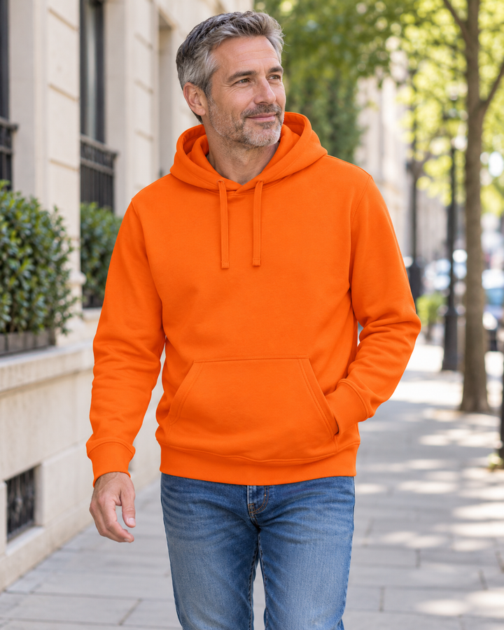 Sitztgut Unisex-Hoodie mit Kängurutasche – Bright Orange – Alltagsansicht