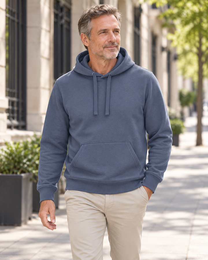 Sitztgut Unisex-Hoodie mit Kängurutasche – Blue Grey – Alltagsansicht