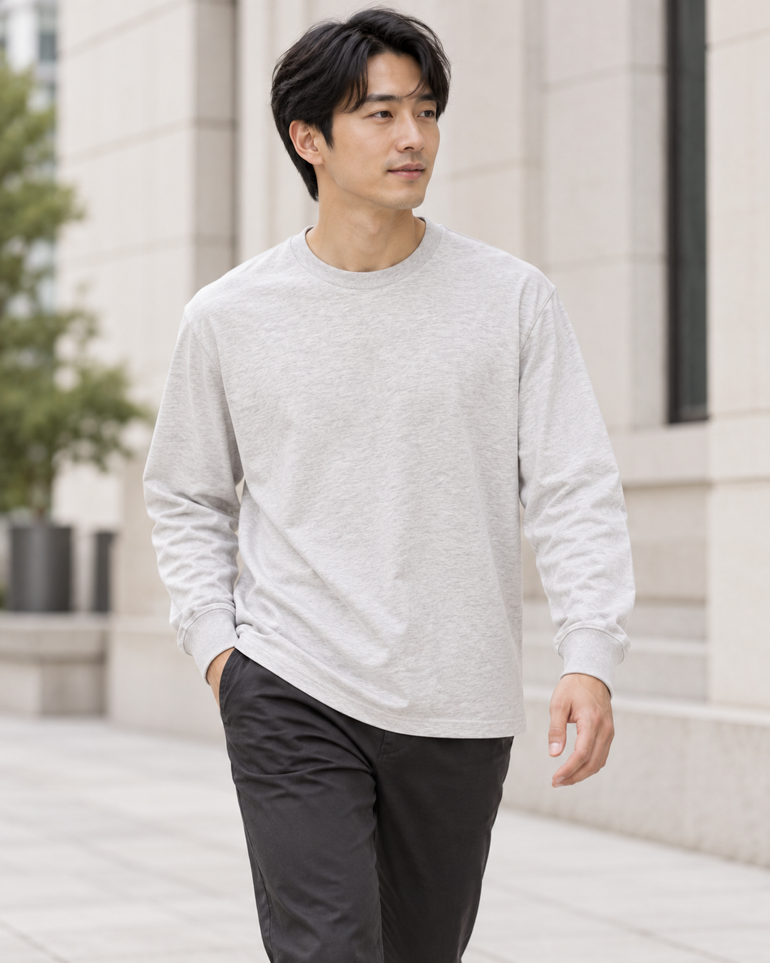 Sitztgut Unisex-Langarmshirt aus Baumwolle, 240 g/m² – Hellgrau meliert (Cool Heather Grey) – Alltagsansicht
