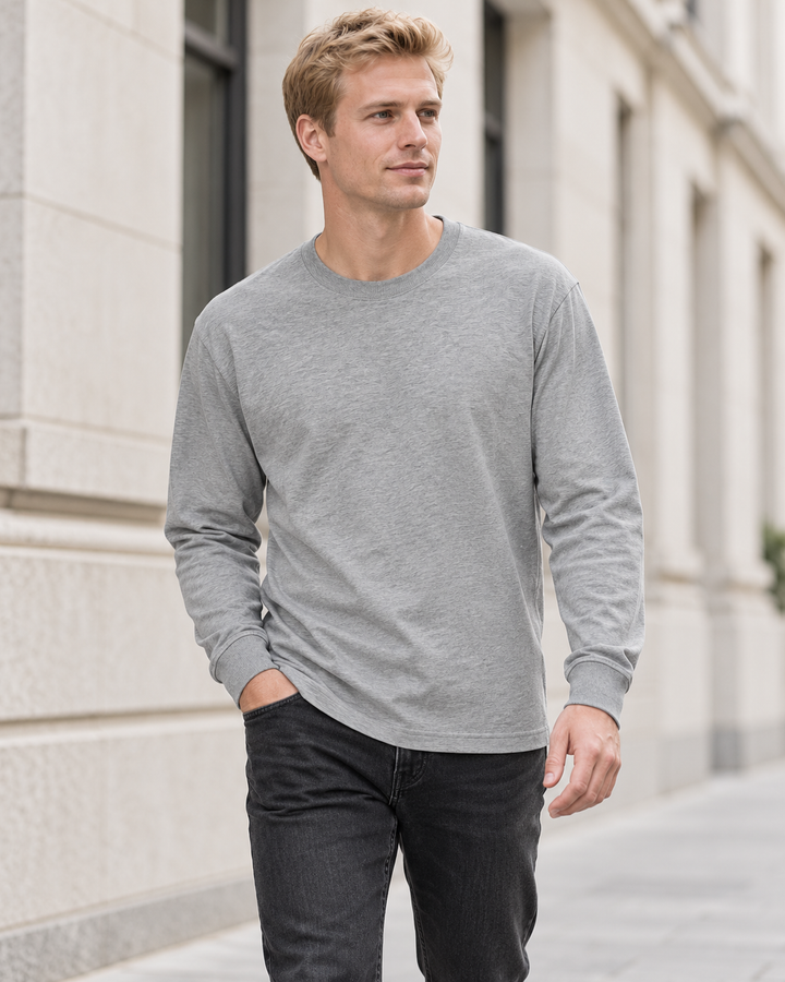 Sitztgut Unisex-Langarmshirt aus Baumwolle, 240 g/m² – Grau meliert (Heather Grey) – Alltagsansicht