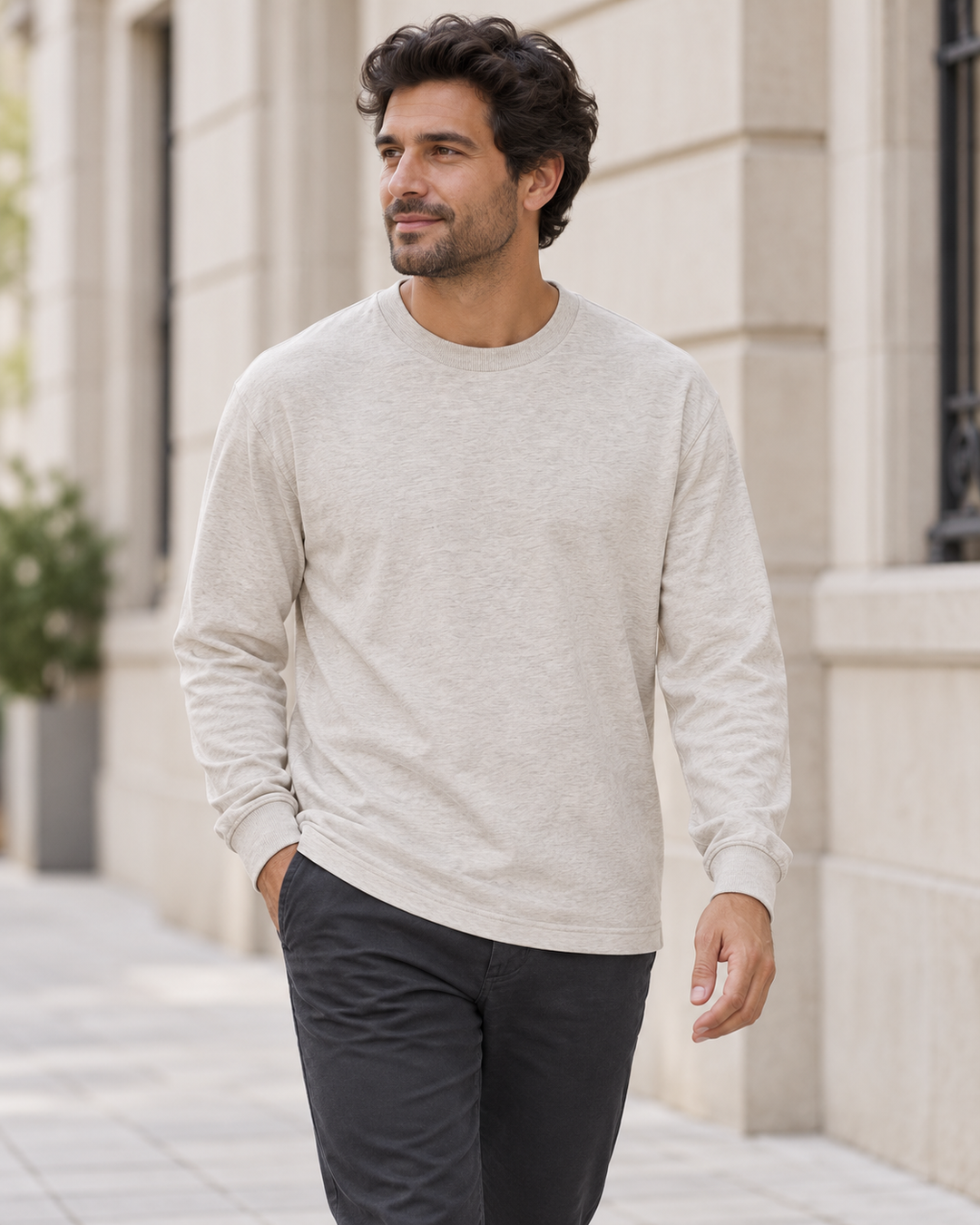 Sitztgut Unisex-Langarmshirt aus Baumwolle, 240 g/m² – Beige meliert (Heather Haze) – Alltagsansicht