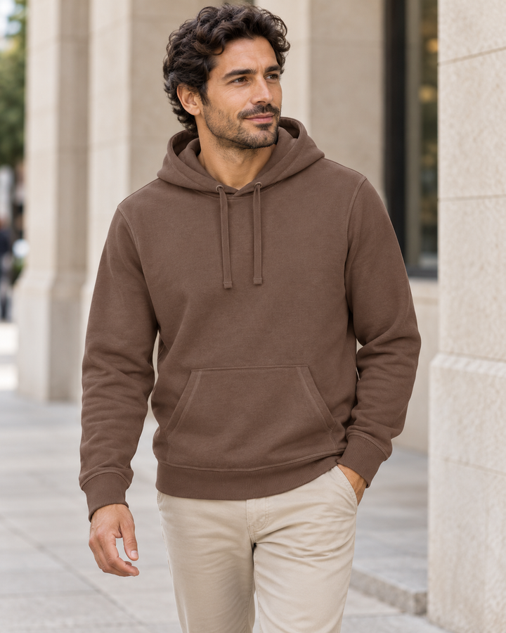 Sitztgut Unisex-Hoodie mit Kängurutasche – Mocha – Alltagsansicht