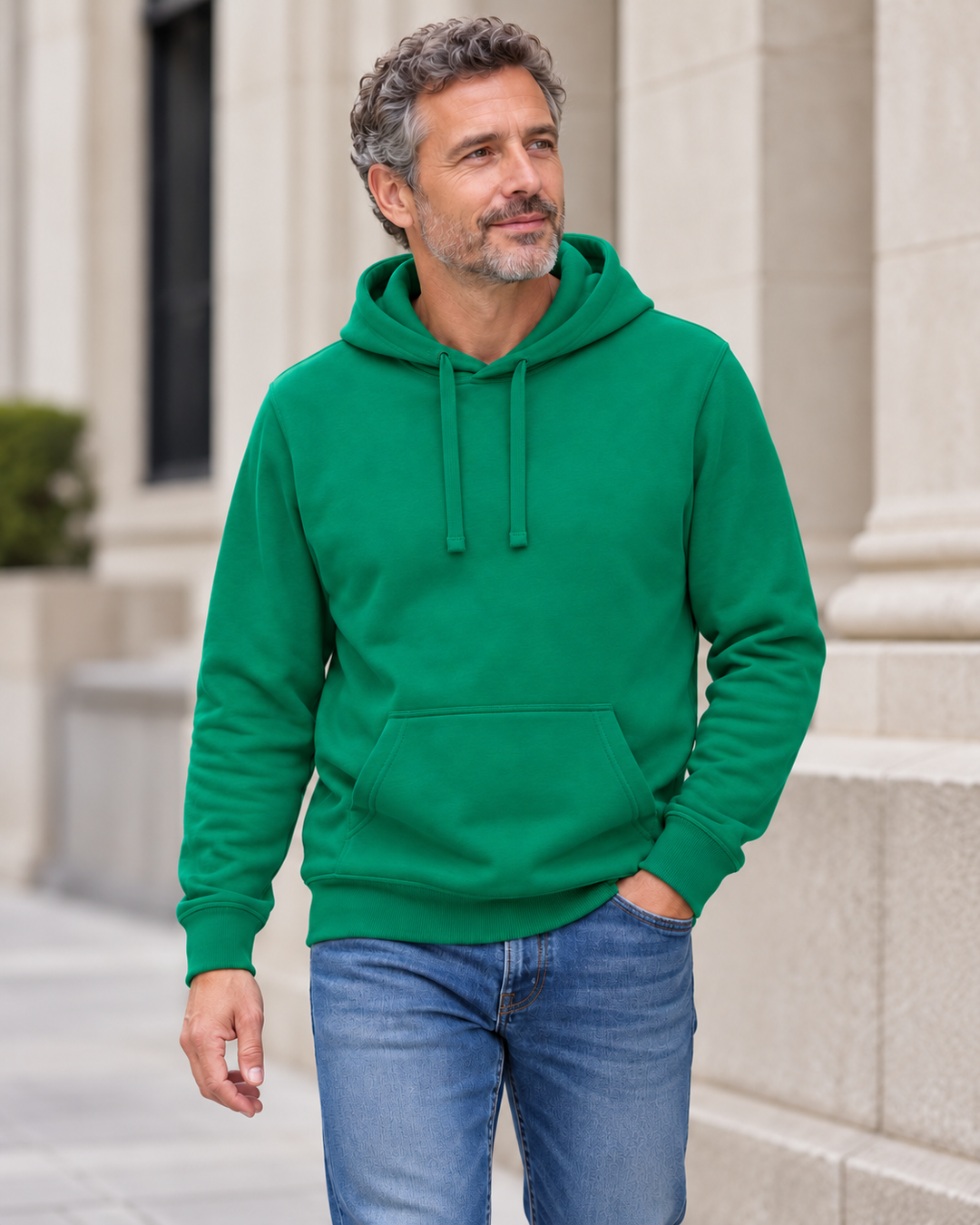 Sitztgut Unisex-Hoodie mit Kängurutasche – Verdant Green – Alltagsansicht