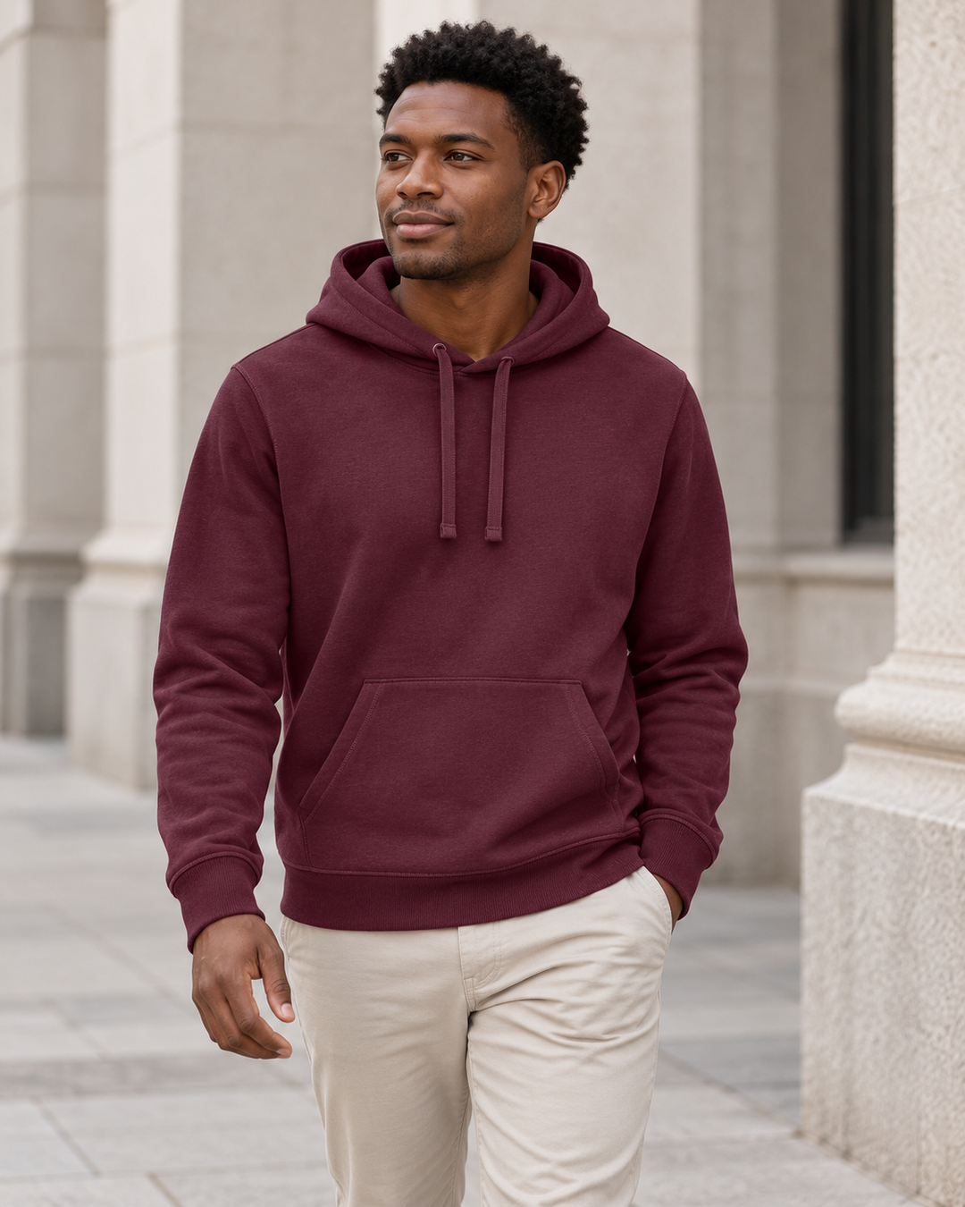 Sitztgut Unisex-Hoodie mit Kängurutasche – Deep Plum – Alltagsansicht