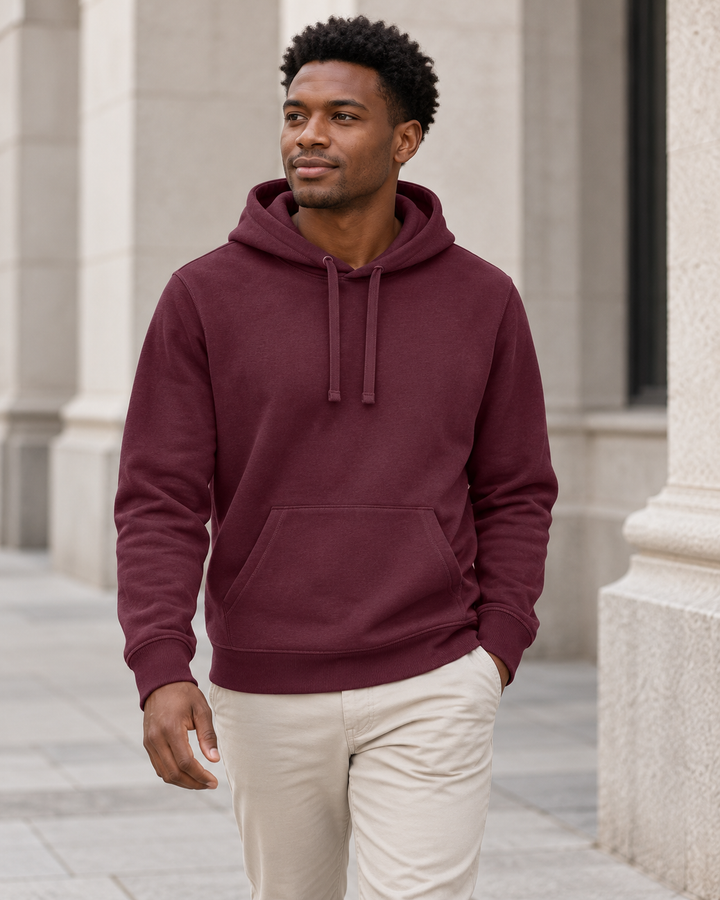 Sitztgut Unisex-Hoodie mit Kängurutasche – Deep Plum – Alltagsansicht