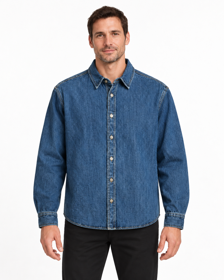 Sitztgut Herren-Jeanshemd aus Baumwolle, Relaxed Fit – Mittelblau – Herrenmodel, Hauptbild