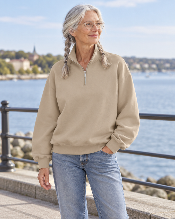 Sitztgut Unisex-Sweatshirt mit Viertelreißverschluss, 400 g/m² – Desert Dust – Alltagsansicht