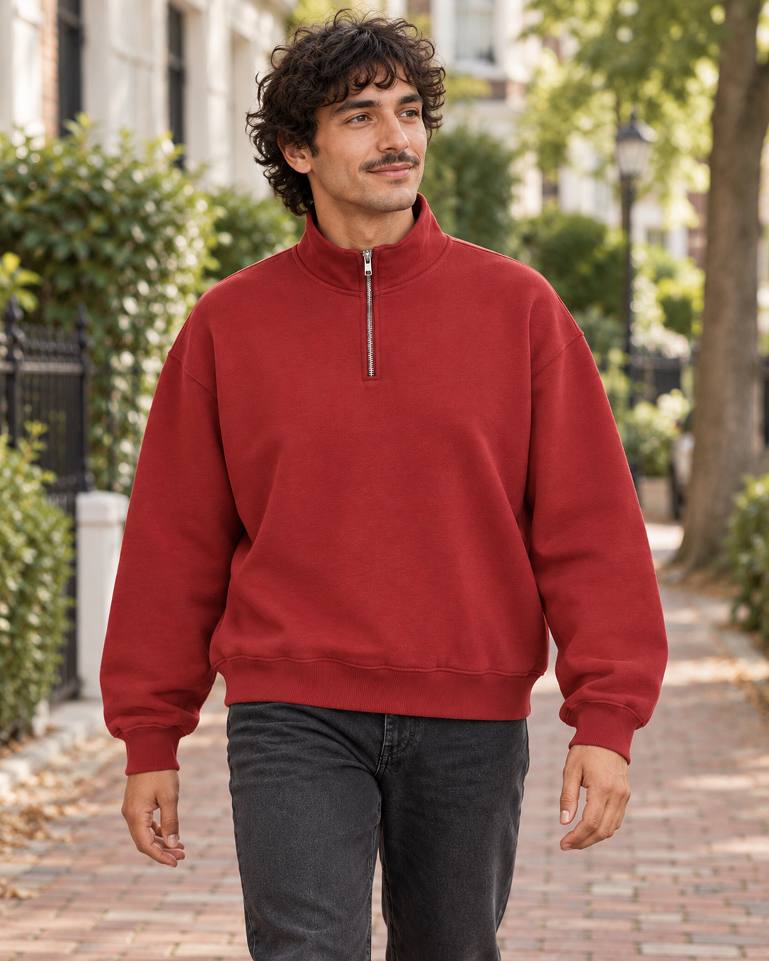 Sitztgut Unisex-Sweatshirt mit Viertelreißverschluss, 400 g/m² – Red Earth – Alltagsansicht