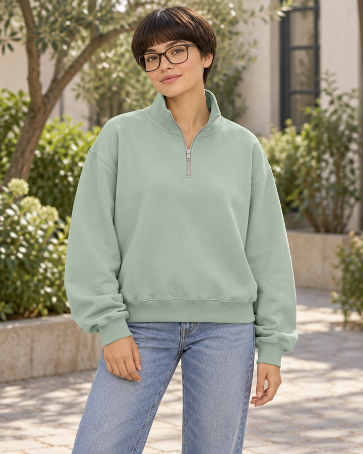 Sitztgut Unisex-Sweatshirt mit Viertelreißverschluss, 400 g/m² – Aloe – Alltagsansicht