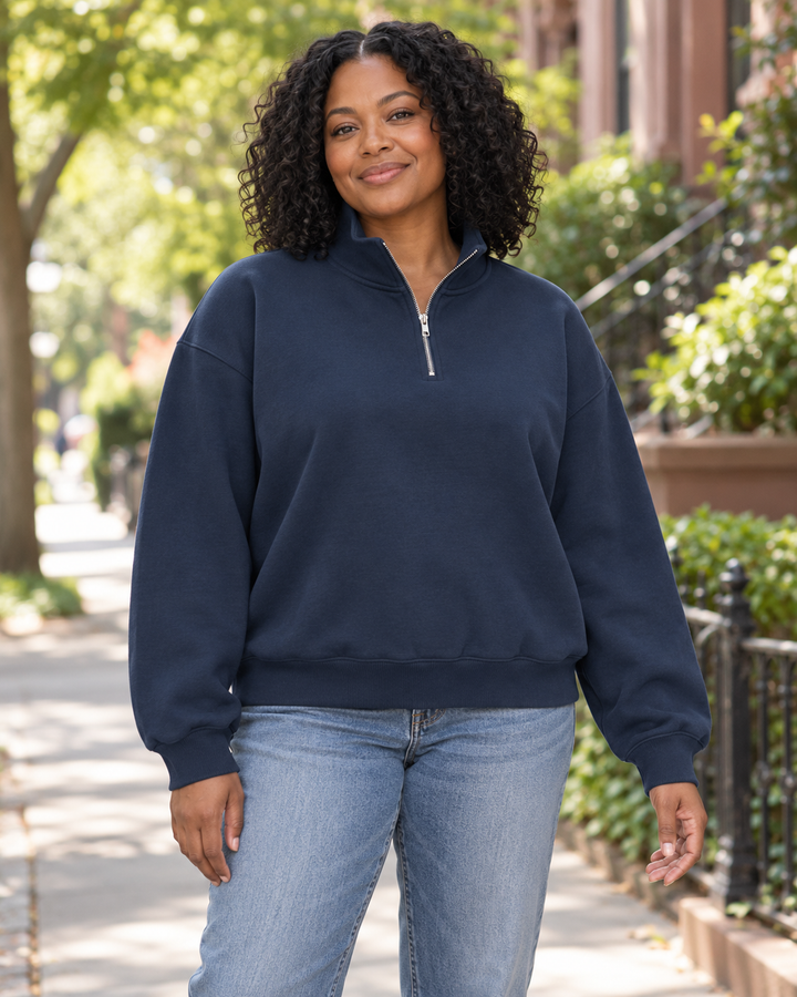 Sitztgut Unisex-Sweatshirt mit Viertelreißverschluss, 400 g/m² – Marineblau – Alltagsansicht