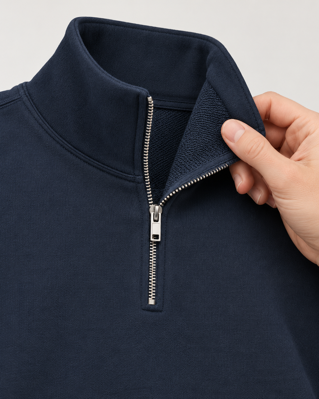 Sitztgut Unisex-Sweatshirt mit Viertelreißverschluss, 400 g/m² – Marineblau – Materialdetail