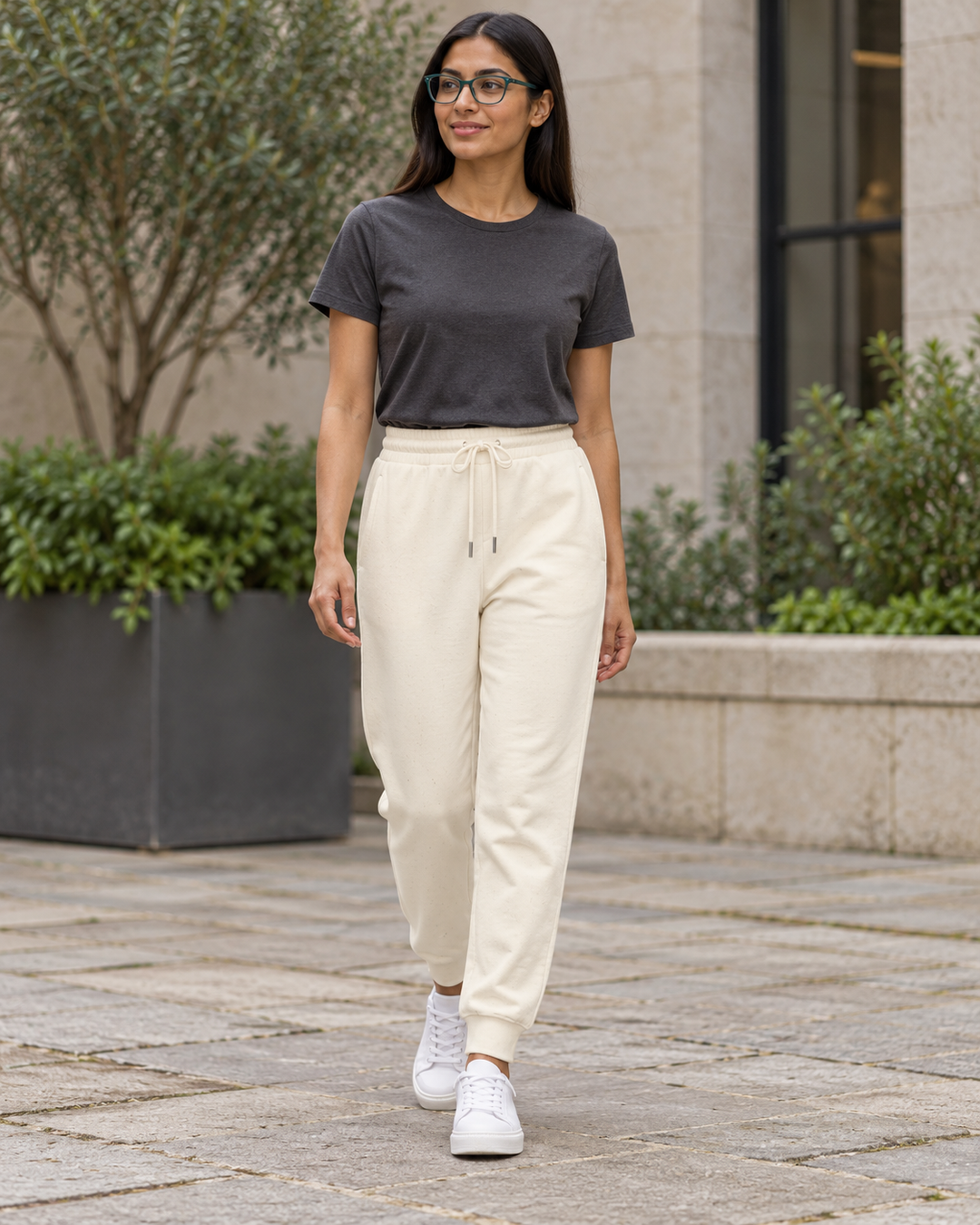 Sitztgut Unisex-Jogginghose aus Baumwolle mit Rippbündchen – Natur – Alltagsansicht