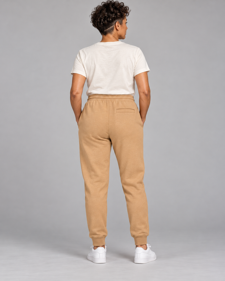 Sitztgut Unisex-Jogginghose aus Baumwolle mit Rippbündchen – Latte – Rückenansicht