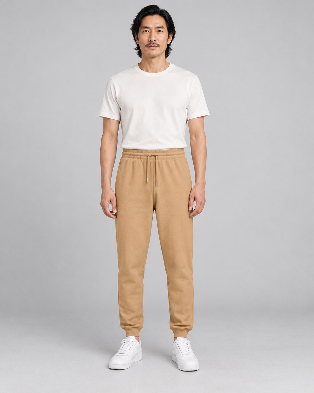 Sitztgut Unisex-Jogginghose aus Baumwolle mit Rippbündchen – Latte – Vorderansicht
