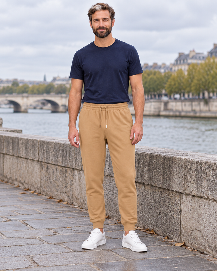 Sitztgut Unisex-Jogginghose aus Baumwolle mit Rippbündchen – Latte – Alltagsansicht