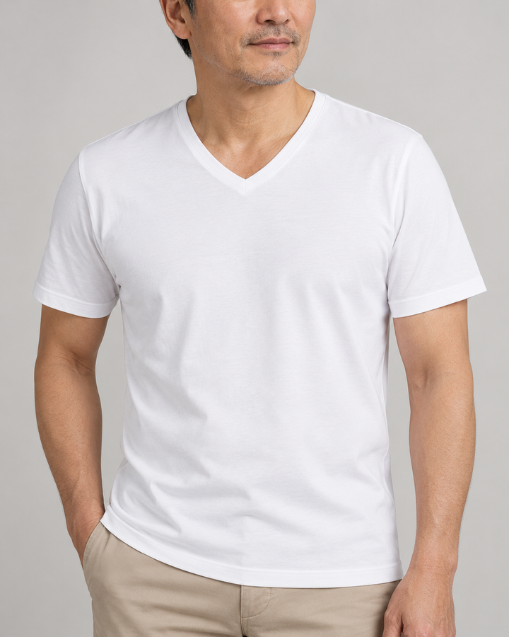Sitztgut Herren-T-Shirt aus Baumwolle mit V-Ausschnitt – Weiß – Materialdetail