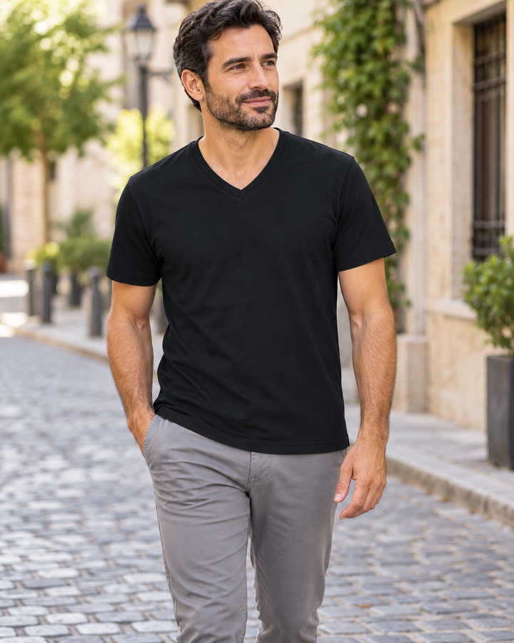 Sitztgut Herren-T-Shirt aus Baumwolle mit V-Ausschnitt – Schwarz – Alltagsansicht