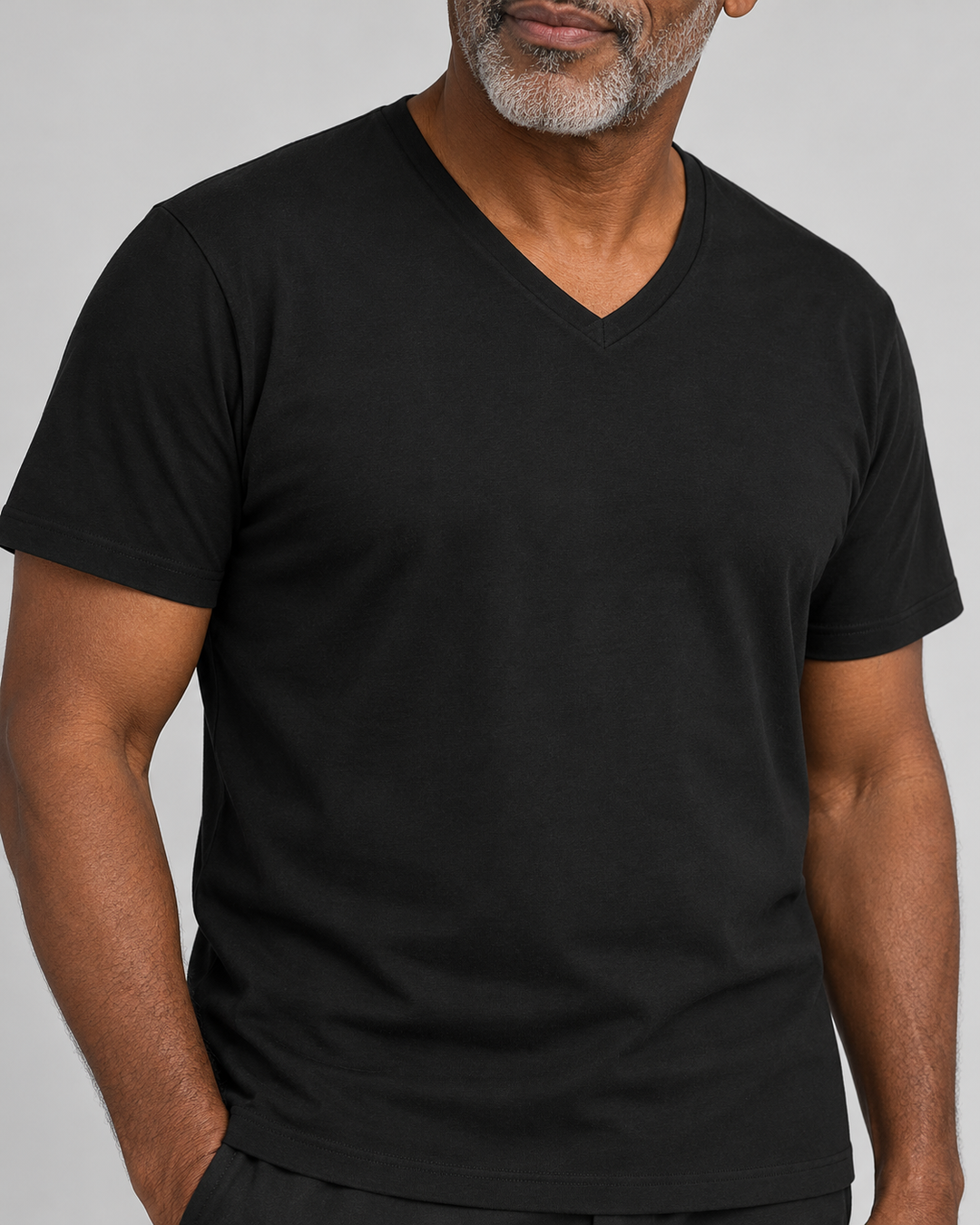 Sitztgut Herren-T-Shirt aus Baumwolle mit V-Ausschnitt – Schwarz – Materialdetail