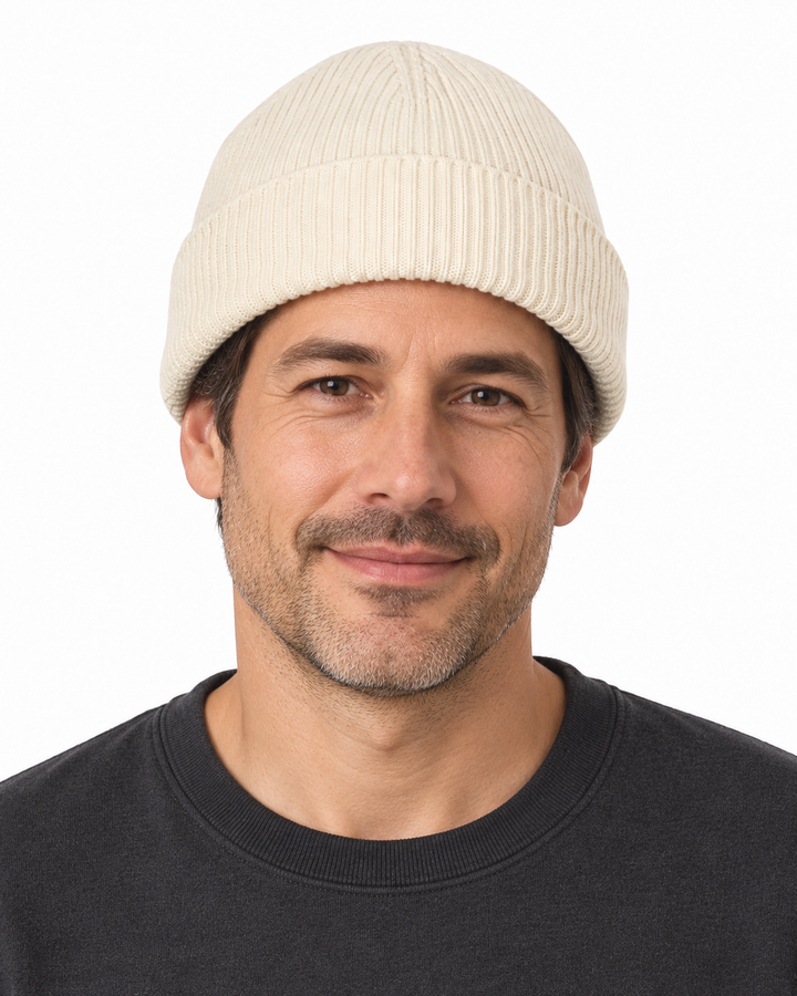 Sitztgut Herren-Rippstrick-Beanie mit Umschlag – Natur – Herrenmodel, Hauptbild