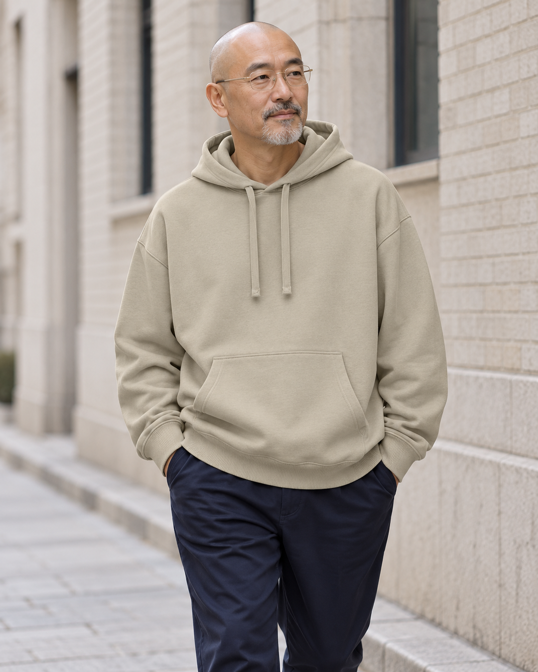 Sitztgut Unisex-Hoodie aus Baumwolle, Oversized Fit – Stone – Alltagsansicht