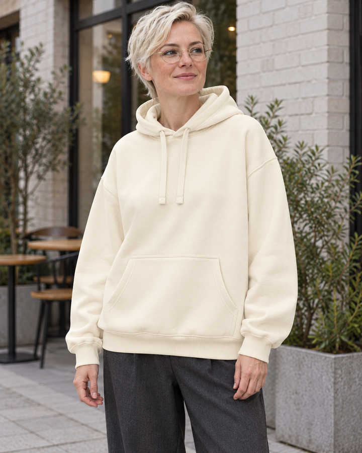 Sitztgut Unisex-Hoodie aus Baumwolle, Oversized Fit – Cream – Alltagsansicht