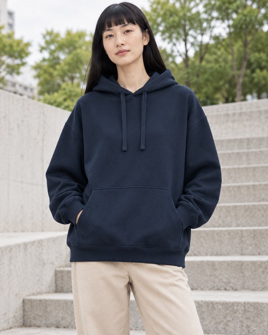 Sitztgut Unisex-Hoodie aus Baumwolle, Oversized Fit – Marineblau – Alltagsansicht