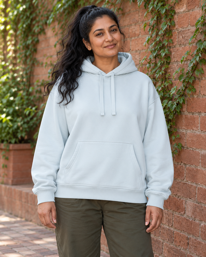 Sitztgut Unisex-Hoodie aus Baumwolle, Oversized Fit – Blue Ice – Alltagsansicht