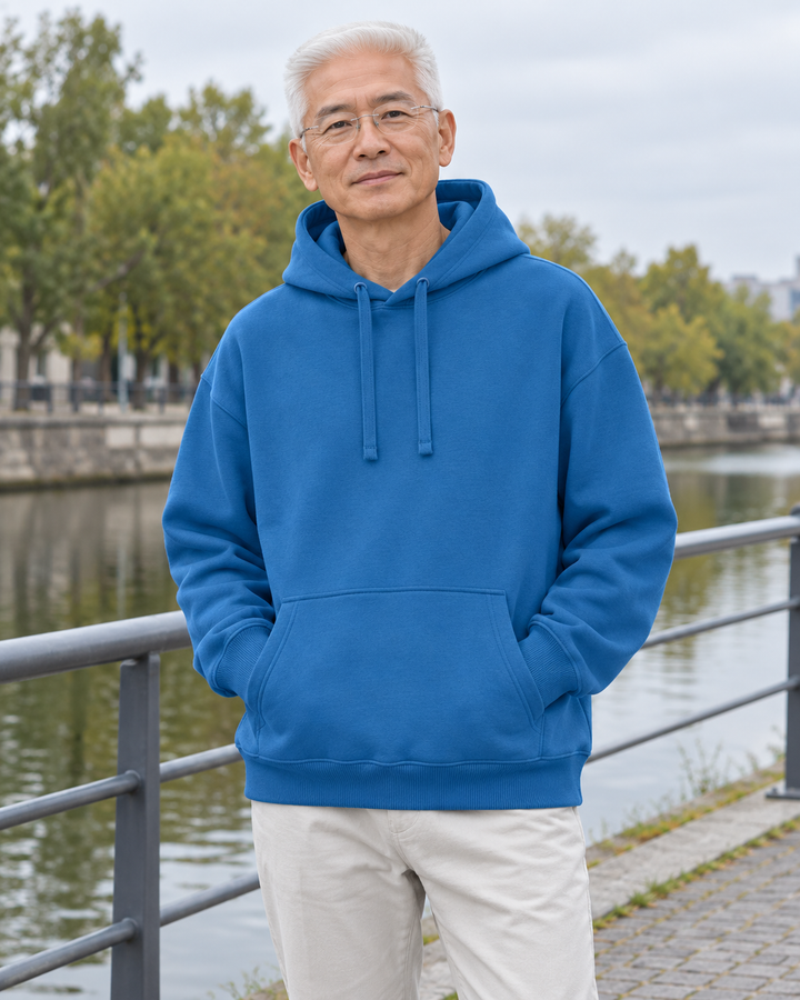 Sitztgut Unisex-Hoodie aus Baumwolle, Oversized Fit – Blau (Mindful Blue) – Alltagsansicht