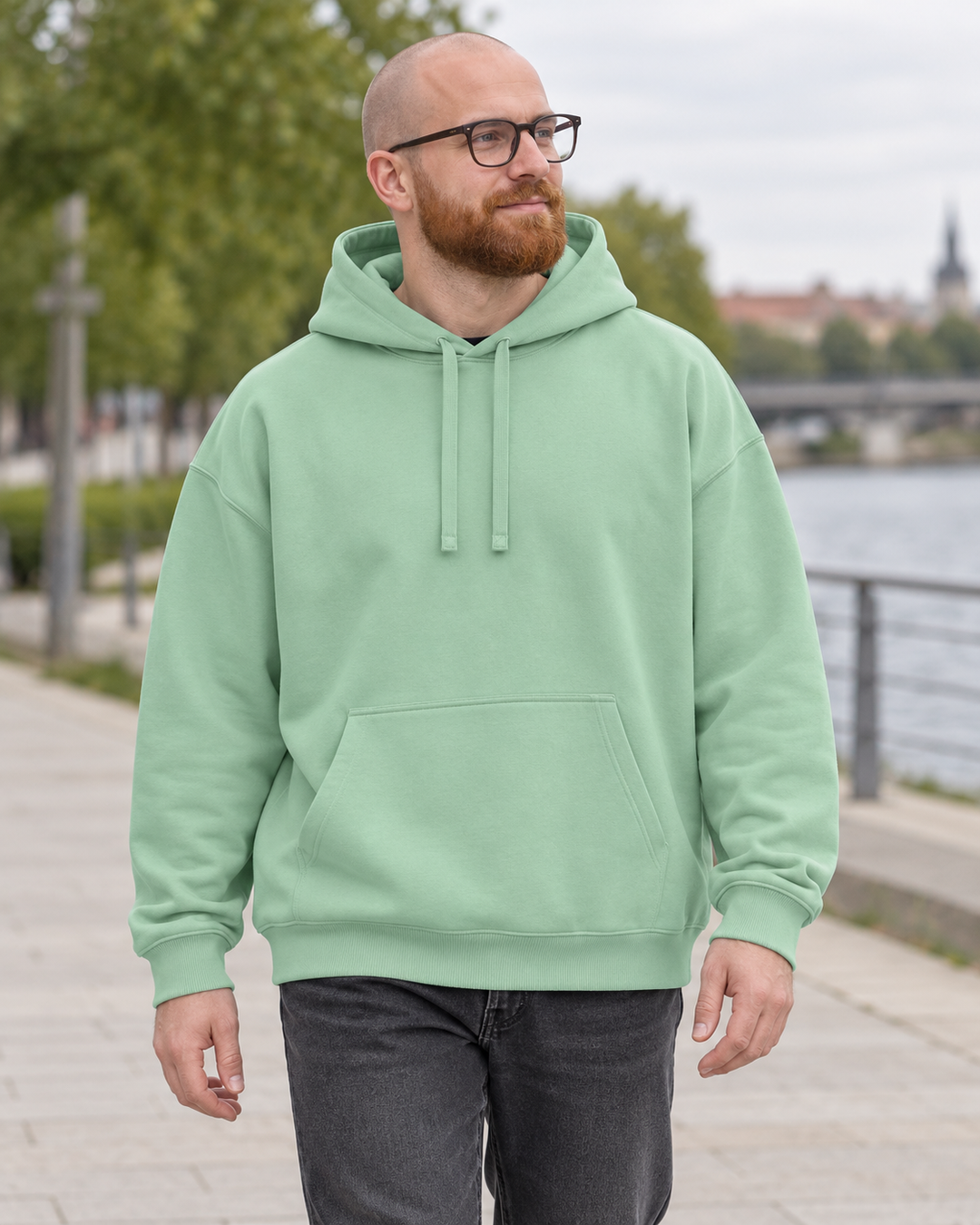 Sitztgut Unisex-Hoodie aus Baumwolle, Oversized Fit – Misty Jade – Alltagsansicht