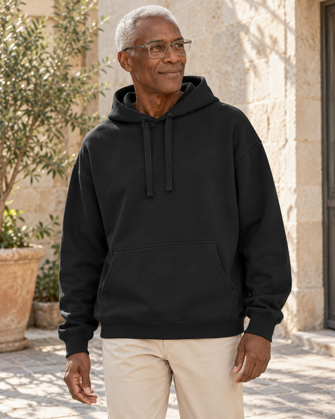 Sitztgut Unisex-Hoodie aus Baumwolle, Oversized Fit – Schwarz – Alltagsansicht