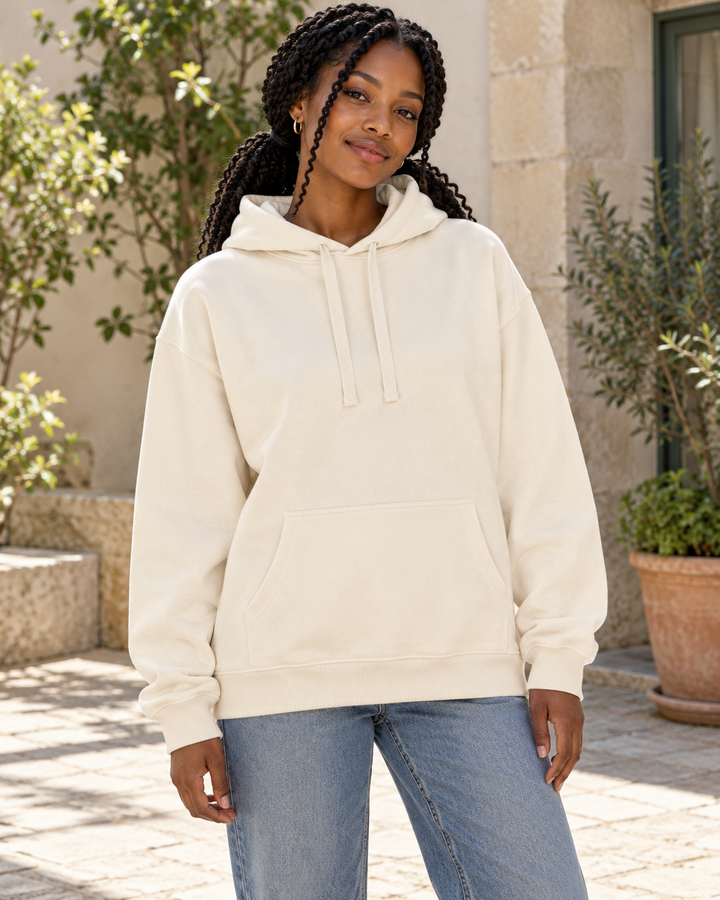 Sitztgut Unisex-Hoodie aus Baumwolle, Oversized Fit – Natur – Alltagsansicht