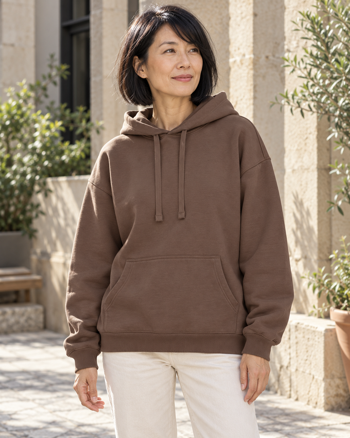 Sitztgut Unisex-Hoodie aus Baumwolle, Oversized Fit – Mocha – Alltagsansicht