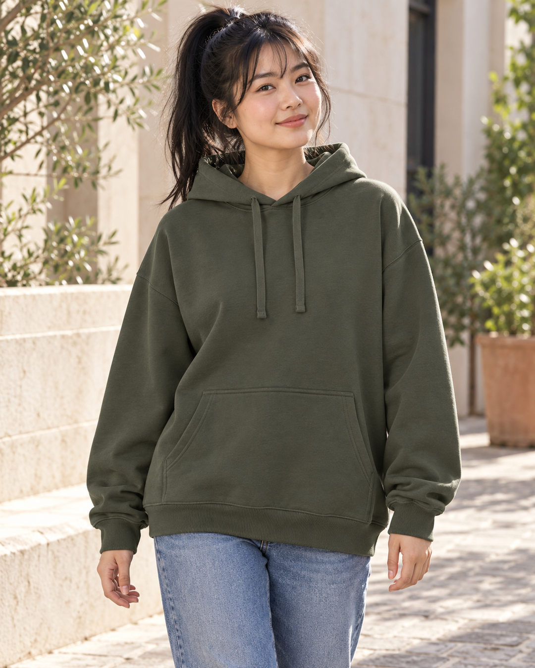 Sitztgut Unisex-Hoodie aus Baumwolle, Oversized Fit – Khaki – Alltagsansicht