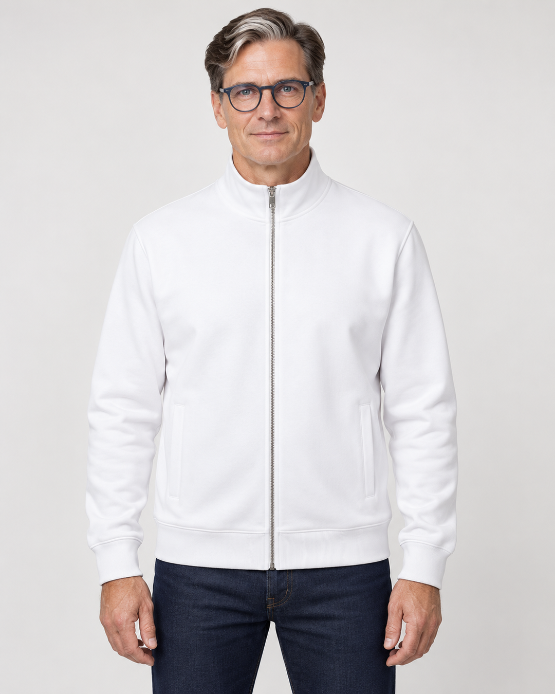 Sitztgut Unisex-Sweatshirt mit Stehkragen und Halbzip – Weiß – Vorderansicht